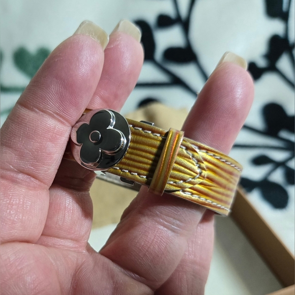 💯 Authentic Louis Vuitton Epi Leather Good Luck Bracelet with Box and Dustbag - Picture 6 of 12